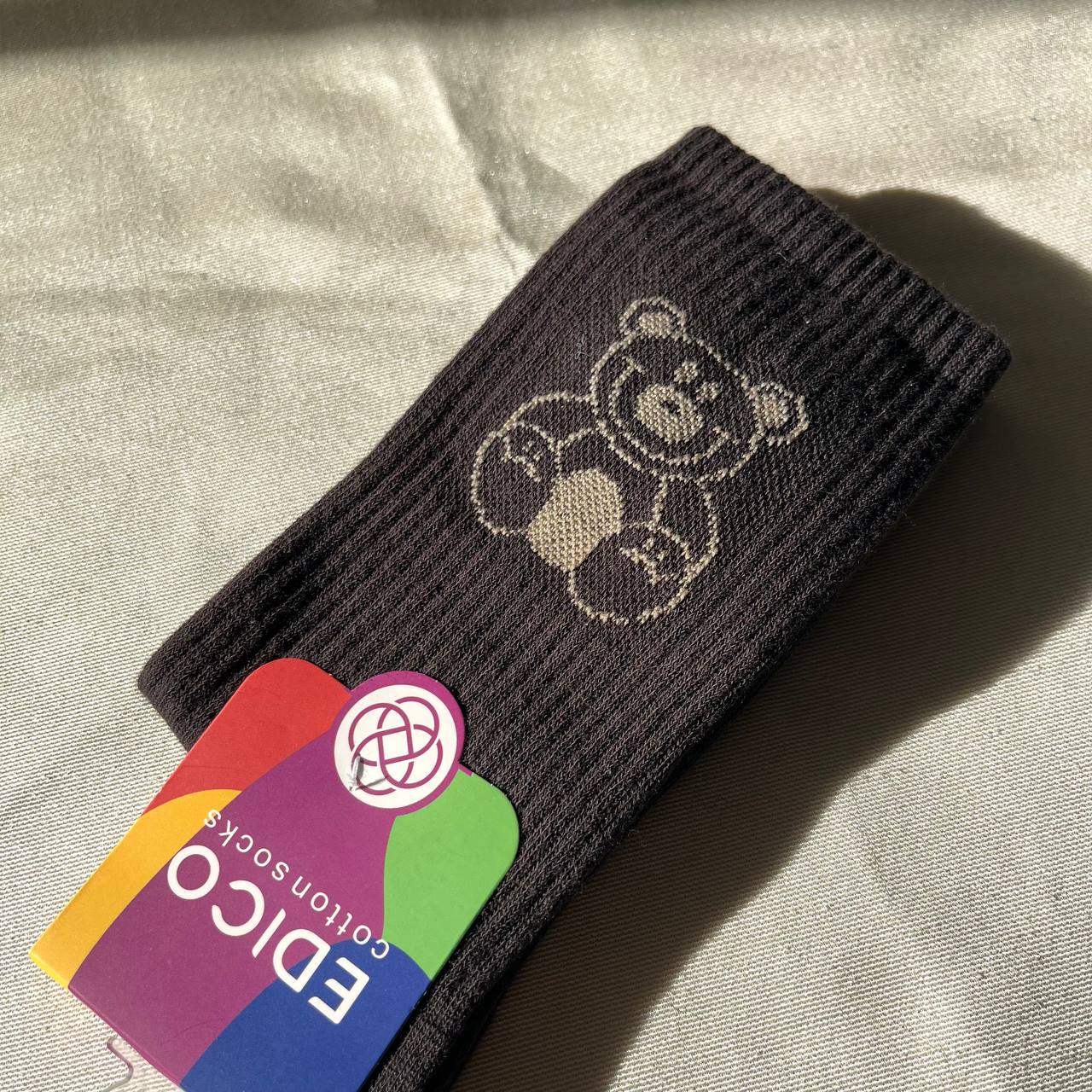 نمای نزدیک بافت تدی کبریتی جوراب ساق دار ادیکو